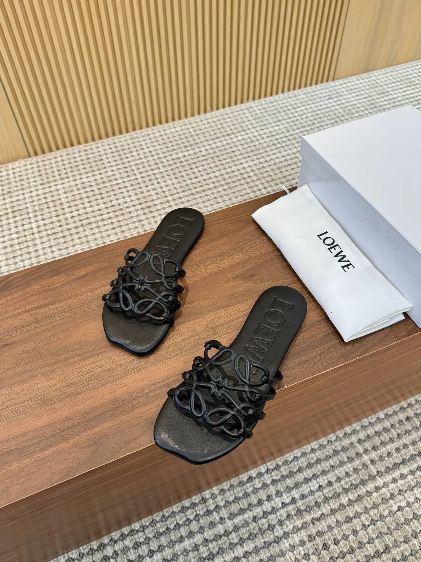 👟👟Ex-factory price 400👟👟 The latest 2025 LOEWE, summer limited edition hollow slippers, they are so beautiful on your feet! ! ! Highly recommended, a super lazy drag, the same style worn by celebrity bloggers! Fabric: Imported sheepskin (black, white, apricot, red, pink, five colors) Lining: Imported sheepskin Genuine leather outsole injection molded dyed bottom Number: 35-42